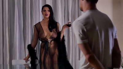 Slut Kira Queen útnoege har buorman foar tee en neukte him op 'e itenstafel