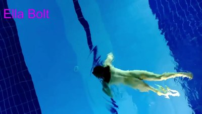 Ik kin net ophâlde te sjen, jonge blonde fongen neaken swimmen yn ELLA BOLT resort pool